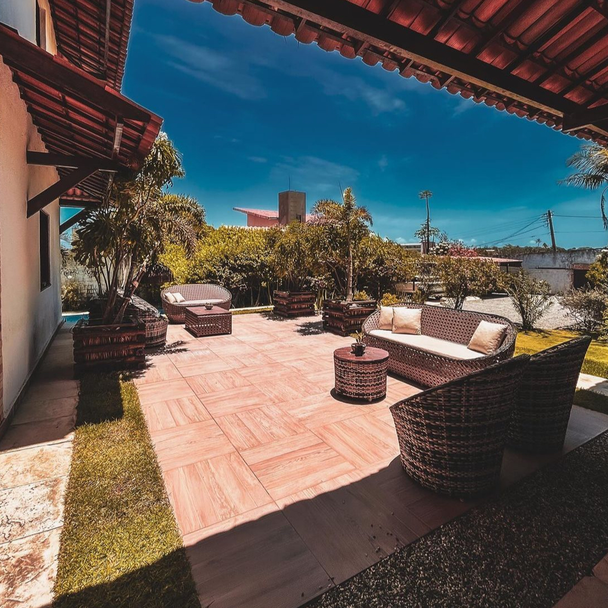 Somos o Hotel R.I.O em Cumbuco, um oásis de tranquilidade e conforto localizado em um dos destinos mais procurados do litoral cearense. Nosso hotel oferece uma experiência única, onde os hóspedes podem desfrutar de todas as comodidades de um resort de luxo, enquanto se conectam com a natureza exuberante que nos rodeia.